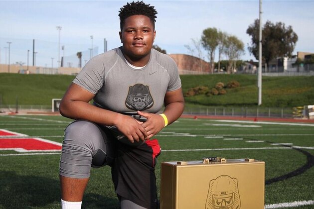 Bellflower, California, 5-star offensive tackle Wyatt Davis has 26 reported offers and is looking to trim his list very soon. He most recently took a visit to Washington.