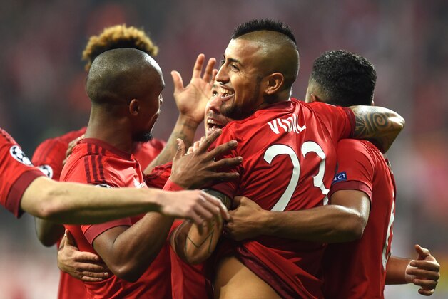 Bayern Munich's Chilean midfielder Arturo Vidal (C) celebrates scoring during the Champions League quarter-final, first-leg football match between Bayern Munich and Benfica Lisbon in Munich, southern Germany, on April 5, 2016. / AFP / Christof Stache        (Photo credit should read CHRISTOF STACHE/AFP/Getty Images)