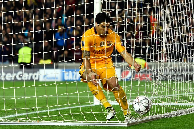 BARCELONA, SPAIN - APRIL 05:  Luis Suarez of Barcelona celebrates as he scores their first and equalising goal during the UEFA Champions League quarter final first leg match between FC Barcelona and Club Atletico de Madrid at Camp Nou on April 5, 2016 in Barcelona, Spain.  (Photo by David Ramos/Getty Images)