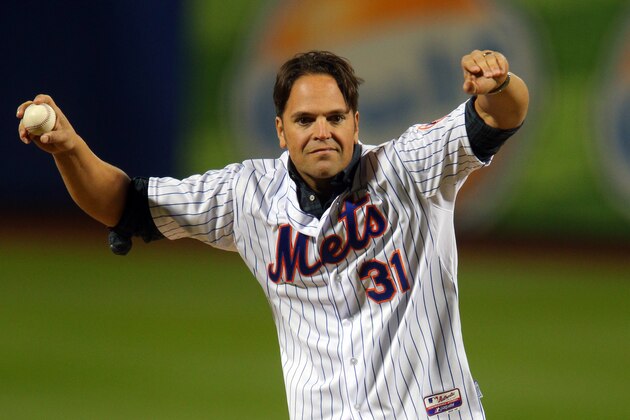 NEW YORK, NY - OCTOBER 30:  Former New York Mets Mike Piazza waves before throwing out the first pitch prior to Game Three of the 2015 World Series between the New York Mets and the Kansas City Royals at Citi Field on October 30, 2015 in New York City.  (Photo by Pool/Getty Images)
