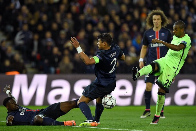 Manchester City's Brazilian midfielder Fernandinho (R) kicks the ball  as Paris Saint-Germain's Brazilian defender Thiago Silva (C) tries to stop the ball during the UEFA Champions League quarter final football match between Paris Saint Germain (PSG) and Manchester City on April 6, 2016 at the Parc des Princes stadium in Paris. AFP PHOTO / FRANCK FIFE / AFP / FRANCK FIFE        (Photo credit should read FRANCK FIFE/AFP/Getty Images)
