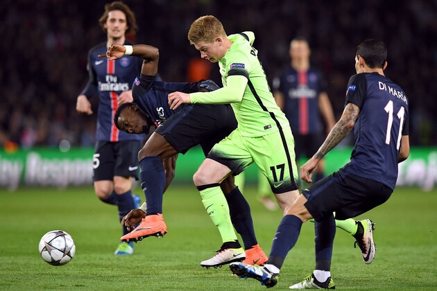 Manchester City's Belgian forward Kevin De Bruyne (C) vies with Paris Saint-Germain's Ivorian defender Serge Aurier (L) and Paris Saint-Germain's Argentinian midfielder Angel Di Maria (R) during the UEFA Champions League quarter final football match between Paris Saint Germain (PSG) and Manchester City on April 6, 2016 at the Parc des Princes stadium in Paris.  AFP PHOTO / FRANCK FIFE / AFP / FRANCK FIFE        (Photo credit should read FRANCK FIFE/AFP/Getty Images)