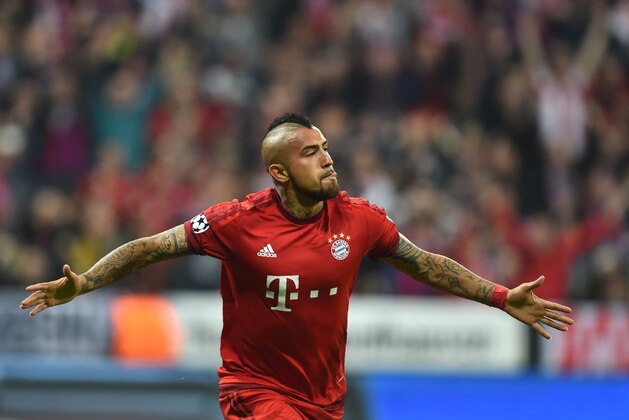 Bayern Munich's Chilean midfielder Arturo Vidal (C) celebrates scoring during the Champions League quarter-final, first-leg football match between Bayern Munich and Benfica Lisbon in Munich, southern Germany, on April 5, 2016. / AFP / Christof Stache        (Photo credit should read CHRISTOF STACHE/AFP/Getty Images)