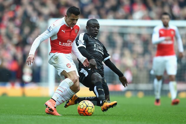 LONDON, ENGLAND - FEBRUARY 14:  Alexis Sanchez of Arsenal takes on N'golo Kante of Leicester City  during the Barclays Premier League match between Arsenal and Leicester City at the Emirates Stadium.  (Photo by Michael Regan/Getty Images)