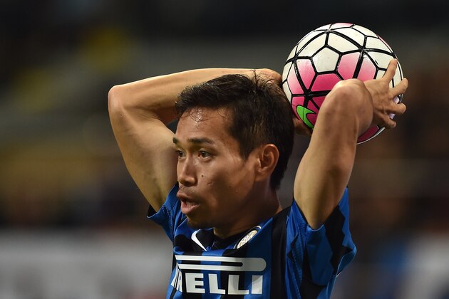 MILAN, ITALY - APRIL 03:  Yuto Nagatomo of FC Internazionale Milano throws the ball during the Serie A match between  FC Internazionale and Torino FC Milano at Stadio Giuseppe Meazza on April 3, 2016 in Milan, Italy.  (Photo by Valerio Pennicino/Getty Images)