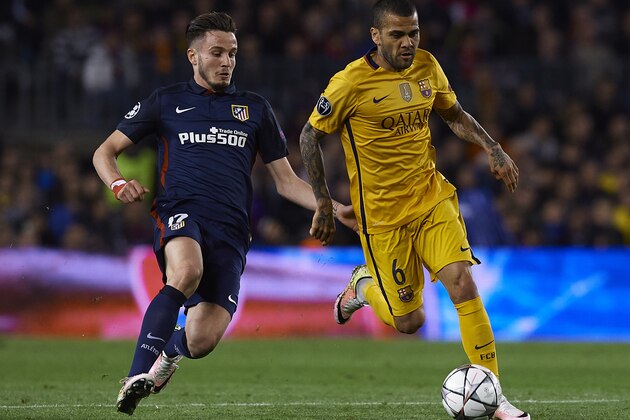 BARCELONA, SPAIN - APRIL 05:  Daniel Alves (R) of Barcelona competes for the ball with Saul Niguez of Atletico de Madrid during the UEFA Champions League Quarter Final first leg match between FC Barcelona and Atletico de Madrid at Camp Nou on April 5, 2016 in Barcelona, Spain.  (Photo by Manuel Queimadelos Alonso/Getty Images)