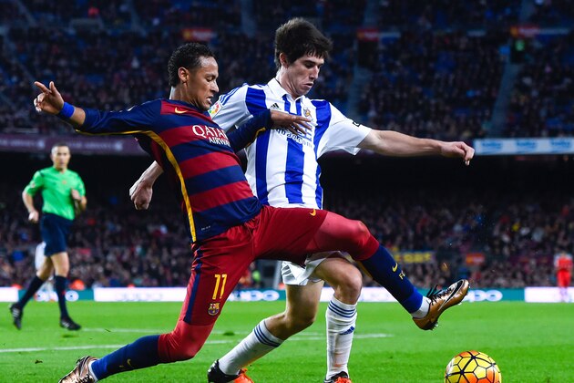 BARCELONA, SPAIN - NOVEMBER 28:  Neymar of FC Barcelona competes for the ball with Elustondo of Real Sociedad de Futbol during the La Liga match between FC Barcelona and Real Sociedad de Futbol at Camp Nou on November 28, 2015 in Barcelona, Spain.  (Photo by David Ramos/Getty Images)