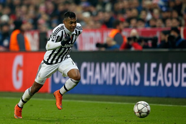 MUNICH, GERMANY - MARCH 16:  Alex Sandro of Juventus Turin runs with the ball during the UEFA Champions League round of 16 second leg match between FC Bayern Muenchen and Juventus Turin at Allianz Arena on March 16, 2016 in Munich, Germany.  (Photo by Boris Streubel/Getty Images)