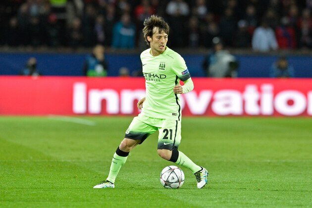 PARIS, FRANCE - APRIL 06:  David Silva of Manchester City runs with the ball during the UEFA Champions League Quarter Final first leg game between Paris Saint-Germain and Manchester City on April 6, 2016 in Paris, France.  (Photo by Aurelien Meunier/Getty Images)