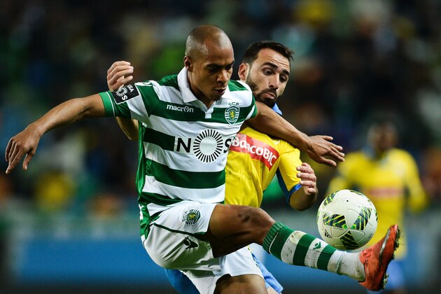 Sporting's midfielder Joao Mario (L) vies with Arouca's Uruguayan defender Emiliano Albin during the Portuguese Liga football match Sporting SP vs FC Arouca at Alvalade stadium in Lisbon on March 19, 2016.  / AFP / PATRICIA DE MELO MOREIRA        (Photo credit should read PATRICIA DE MELO MOREIRA/AFP/Getty Images)