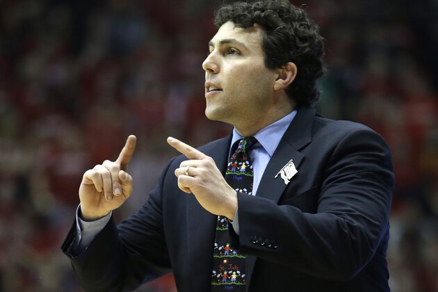 Memphis head coach Josh Pastner calls a play in the first half of an NCAA college basketball game against Cincinnati, Thursday, March 6, 2014, in Cincinnati. (AP Photo/Al Behrman)