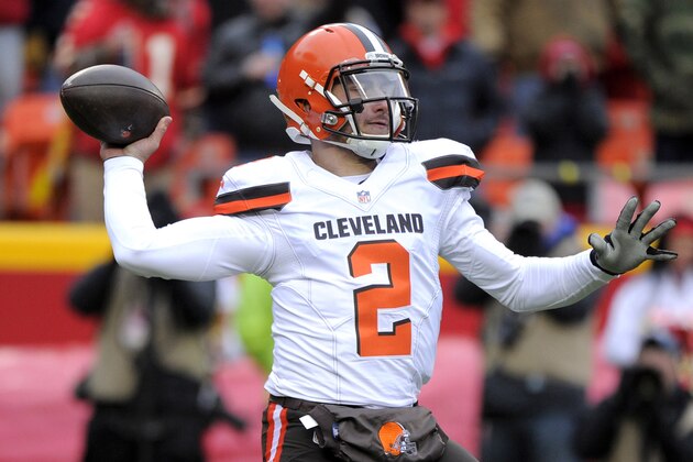 En esta foto de archivo del 27 de diciembre de 2015, el quarterback de los Browns, Johnny Manziel, lanza un pase contra los Chiefs de Kansas City en Kansas City, Missouri. (AP Photo/Ed Zurga, File)