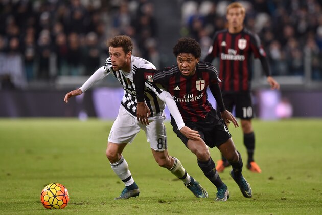 TURIN, ITALY - NOVEMBER 21:  Adriano (R) of AC Milan competes with Claudio Marchisio of Juventus FC during the Serie A match between Juventus FC and AC Milan at Juventus Arena on November 21, 2015 in Turin, Italy.  (Photo by Valerio Pennicino/Getty Images)