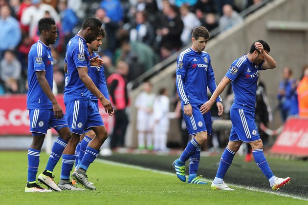 SWANSEA, UNITED KINGDOM - APRIL 09:  Chelsea players leave the pitch at the half time during the Barclays Premier League match between Swansea City and Chelsea at the Liberty Stadium on April 9, 2016 in Swansea, Wales.  (Photo by Alex Morton/Getty Images)
