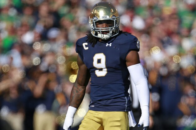 Notre Dame linebacker Jaylon Smith (9) waits at the line against Navy during the first half of an NCAA college football game, Saturday, Oct. 10, 2015, in South Bend, Ind. (AP Photo/Jeff Haynes)