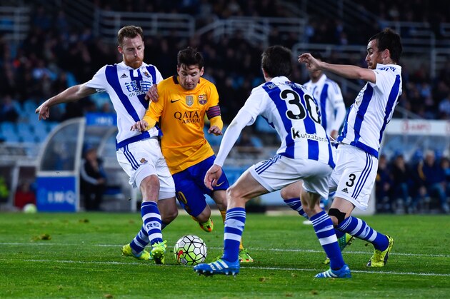SAN SEBASTIAN, SPAIN - APRIL 09:  Lionel Messi of FC Barcelona competes for the ball with David Zurutuza Veillet (L) of Real Sociedad during the La Liga match between Real Sociedad de Futbol and FC Barcelona at Estadio Anoeta on April 9, 2016 in San Sebastian, Spain.  (Photo by David Ramos/Getty Images)