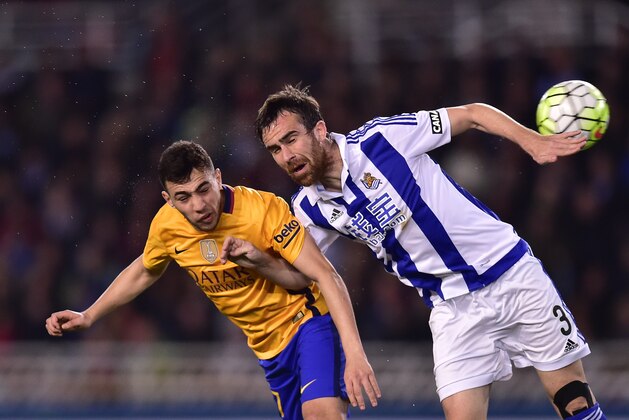 Barcelona's Munir El Haddadi, left, duels for the ball with Real Sociedad's Imanol Agirretxe during their Spanish La Liga soccer match, at Anoeta stadium in San Sebastian, northern Spain, Saturday, April 9, 2016. (AP Photo/Alvaro Barrientos)
