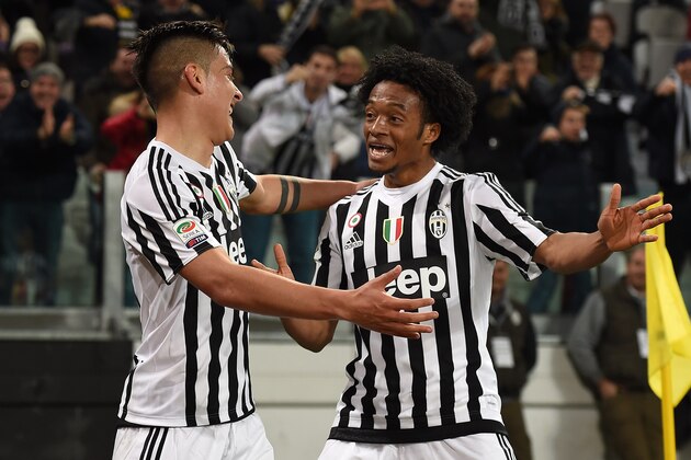 TURIN, ITALY - MARCH 11:  Paulo Dybala (L) of Juventus FC celebrates after scoring the opening goal with team mate Juan Cuadrado during the Serie A match between Juventus FC and US Sassuolo Calcio at Juventus Arena on March 11, 2016 in Turin, Italy.  (Photo by Valerio Pennicino/Getty Images)