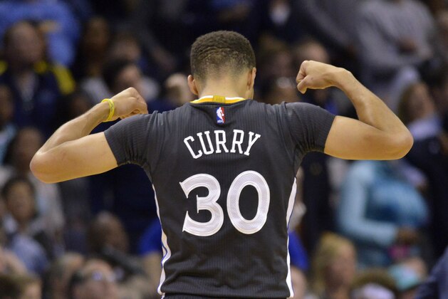 Stephen Curry, escolta de los Warriors de Golden State, festeja en la segunda mitad del encuentro del sábado 9 de abril de 2016, frente a los Grizzlies de Memphis (AP Foto/Brandon Dill) Stephen Curry, escolta de los Warriors de Golden State, festeja en la segunda mitad del encuentro del sábado 9 de abril de 2016, frente a los Grizzlies de Memphis (AP Foto/Brandon Dill)