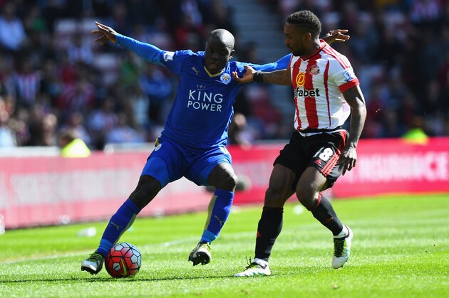 SUNDERLAND, UNITED KINGDOM - APRIL 10:  Ngolo Kante of Leicester City takes on Jermain Defoe of Sunderland during the Barclays Premier League match between Sunderland and Leicester City at the Stadium of Light on April 10, 2016 in Sunderland, England.  (Photo by Shaun Botterill/Getty Images)