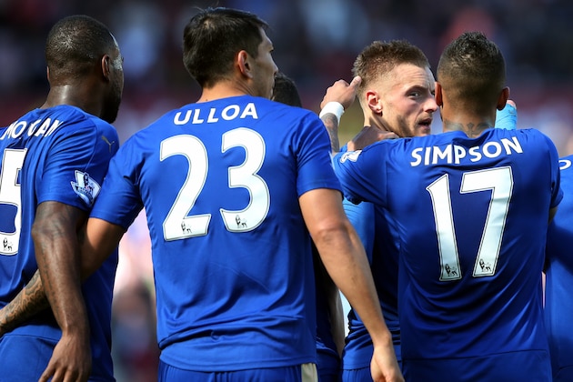 Leicester City's Jamie Vardy, second right, celebrates his goal with teammates during the English Premier League soccer match between Sunderland and Leicester City at the Stadium of Light, Sunderland, England, Sunday, April 10, 2016. (AP Photo/Scott Heppell)