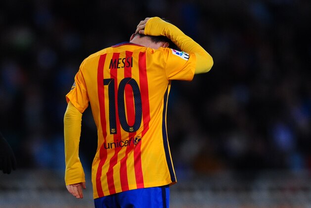 SAN SEBASTIAN, SPAIN - APRIL 09:  Lionel Messi of FC Barcelona looks on dejected during the La Liga match between Real Sociedad de Futbol and FC Barcelona at Estadio Anoeta on April 9, 2016 in San Sebastian, Spain.  (Photo by David Ramos/Getty Images)