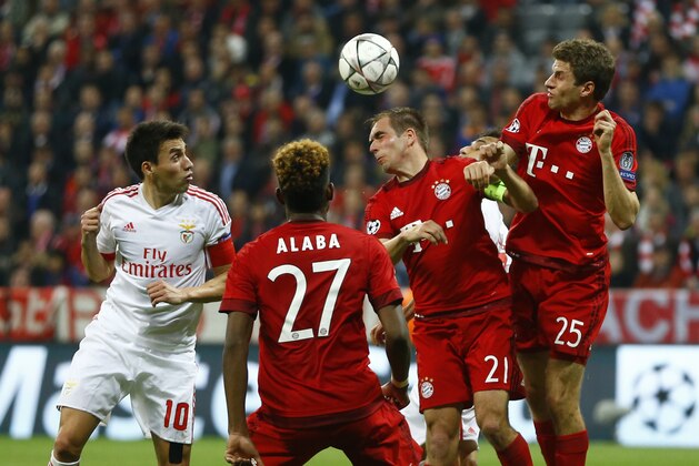 Benfica’s Pizzi and Bayern's David Alaba, Philipp Lahm and Thomas Mueller, from left, challenge for the ball during the Champions League quarterfinal first leg soccer match between FC Bayern Munich and Benfica Lisbon at the Allianz Arena in Munich, southern Germany, Tuesday, April 5, 2016. (AP Photo/Matthias Schrader)