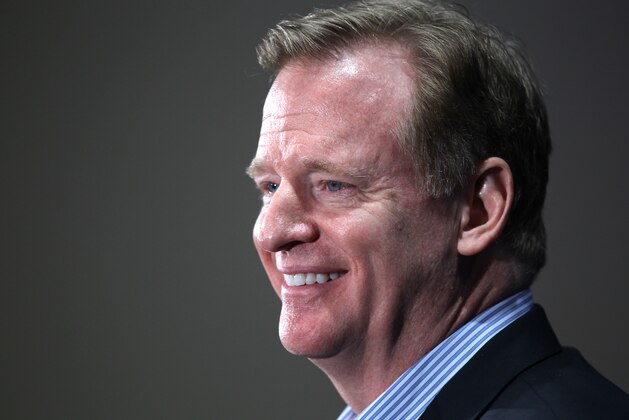 El comisionado de la NFL, Roger Goodell, sonríe en una conferencia de prensa el miércoles, 23 de marzo de 2016, en Boca Raton, Florida. (AP Photo/Luis M. Alvarez)