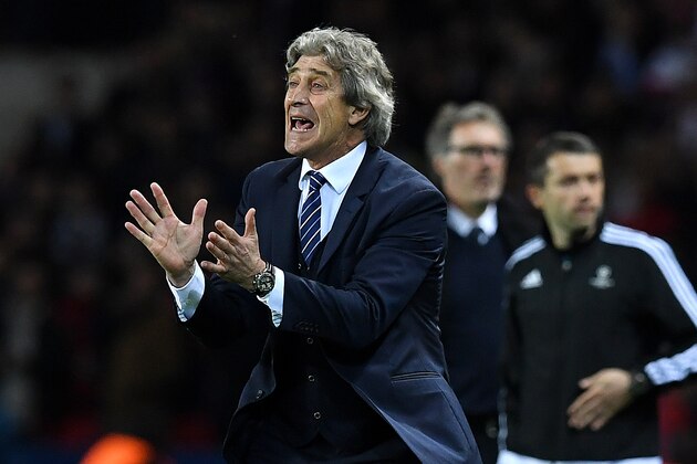 Manchester City's Chilean manager Manuel Pellegrini (L) gives instructions to his players during the UEFA Champions League quarter final football match between Paris Saint Germain (PSG) and Manchester City on April 6, 2016 at the Parc des Princes stadium in Paris. AFP PHOTO / FRANCK FIFE / AFP / FRANCK FIFE        (Photo credit should read FRANCK FIFE/AFP/Getty Images)