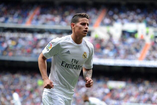 MADRID, SPAIN - APRIL 09:  James Rodriguez of Real Madrid goes to take a corner kick during the La Liga match between Real Madrid and Eibar at Estadio Santiago Bernabeu on April 9, 2016 in Madrid, Spain.  (Photo by Denis Doyle/Getty Images)