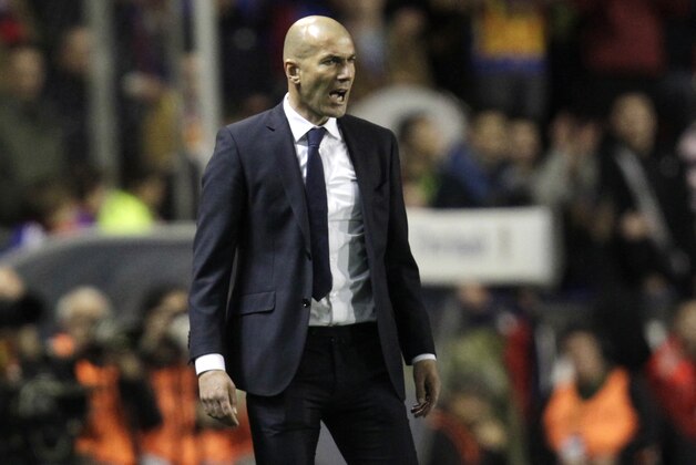 Real Madrid's headcoach Zinedine Zidane gestures to players during the Spanish La Liga soccer match between Real Madrid and Levante at the Ciutat de Valencia stadium in Valencia, Spain, Wednesday,  March 2, 2016. (AP Photo/Alberto Saiz)
