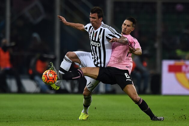 PALERMO, ITALY - NOVEMBER 29:  Mario Mandzukic (L) of Juventus is challenged by Edoardo Goldaniga of Palermo during the Serie A match between US Citta di Palermo and Juventus FC at Stadio Renzo Barbera on November 29, 2015 in Palermo, Italy.  (Photo by Tullio M. Puglia/Getty Images)