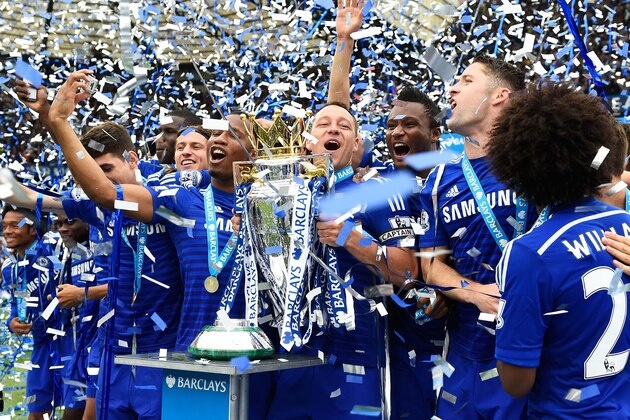 LONDON, ENGLAND - MAY 24:  John Terry of Chelsea celebrates lifts the trophy alongside team mates after the Barclays Premier League match between Chelsea and Sunderland at Stamford Bridge on May 24, 2015 in London, England. Chelsea were crowned Premier League champions.  (Photo by Mike Hewitt/Getty Images)
