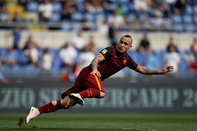 ROME, ITALY - APRIL 03:  Radja Nainggolan of AS Roma in action during the Serie A match between SS Lazio and AS Roma at Stadio Olimpico on April 3, 2016 in Rome, Italy.  (Photo by Paolo Bruno/Getty Images)