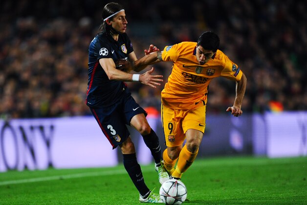 BARCELONA, SPAIN - APRIL 05:  Luis Suarez of FC Barcelona competes for the ball with Filipe Luis of Atletico de Madrid during the UEFA Champions League quarter final first leg match between FC Barcelona and Club Atletico de Madrid at Camp Nou on April 5, 2016 in Barcelona, Spain.  (Photo by David Ramos/Getty Images)