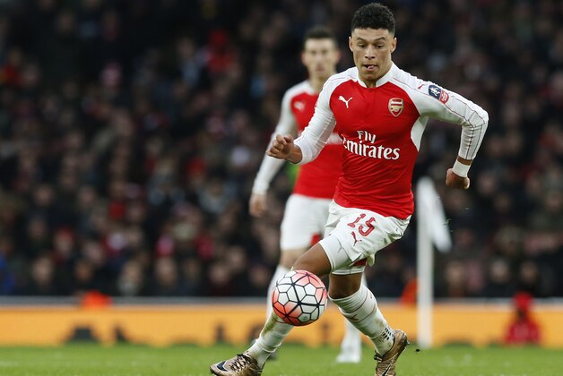Arsenal's Alex Oxlade-Chamberlain controls the ball during the English FA Cup third round soccer match between Arsenal and Sunderland at the Emirates stadium in London, Saturday, Jan. 9, 2016 . (AP Photo/Alastair Grant)