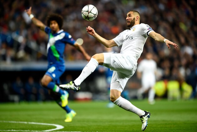 MADRID, SPAIN - APRIL 12:  Karim Benzema of Real Madrid controls the ball during the UEFA Champions League quarter final second leg match between Real Madrid CF and VfL Wolfsburg at Estadio Santiago Bernabeu on April 12, 2016 in Madrid, Spain.  (Photo by Mike Hewitt/Getty Images)