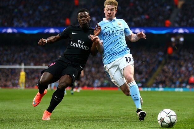 MANCHESTER, ENGLAND - APRIL 12:  Kevin de Bruyne of Manchester City battles with Serge Aurier of Paris Saint-Germain during the UEFA Champions League quarter final second leg match between Manchester City FC and Paris Saint-Germain at the Etihad Stadium on April 12, 2016 in Manchester, United Kingdom.  (Photo by Clive Brunskill/Getty Images)
