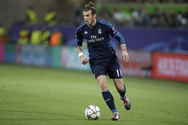 Real Madrid's Gareth Bale plays the ball during the Champions League first leg quarter final soccer match between VfL Wolfsburg and Real Madrid in Wolfsburg, Germany, Wednesday, April 6, 2016. (AP Photo/Markus Schreiber)