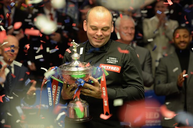 SHEFFIELD, ENGLAND - MAY 04:  Stuart Bingham lifts the trophy after beating Shaun Murphy in the final of the 2015 Betfred World Snooker Championship at Crucible Theatre on May 4, 2015 in Sheffield, England.  (Photo by Gareth Copley/Getty Images)