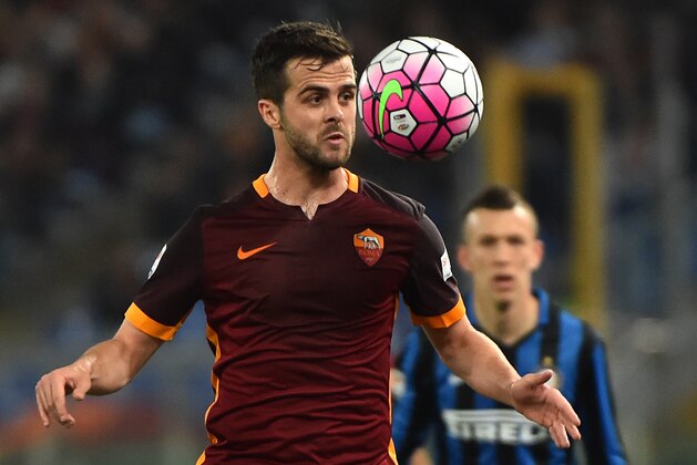 Roma's midfielder from Bosnia-Herzegovina Miralem Pjanic controls the ball during the Italian Serie A football match between AS Roma and Inter Milan on March 19, 2016 at the Olympic stadium in Rome.   / AFP / GABRIEL BOUYS        (Photo credit should read GABRIEL BOUYS/AFP/Getty Images)