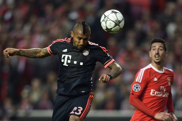 Bayern Munich's Chilean midfielder Arturo Vidal (L) heads the ball during the Champions League quarter-final second leg football match SL Benfica vs Bayern Munchen at the Luz stadium in Lisbon on April 13, 2016. / AFP / PATRICIA DE MELO MOREIRA (Photo credit should read PATRICIA DE MELO MOREIRA/AFP/Getty Images) Bayern Munich's Chilean midfielder Arturo Vidal (L) heads the ball during the Champions League quarter-final second leg football match SL Benfica vs Bayern Munchen at the Luz stadium in Lisbon on April 13, 2016. / AFP / PATRICIA DE MELO MOREIRA (Photo credit should read PATRICIA DE MELO MOREIRA/AFP/Getty Images)