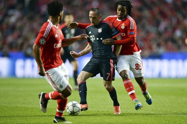 Benfica's midfielder Renato Sanches (R) vies with Bayern Munich's French midfielder Franck Ribery (C) during the Champions League quarter-final second leg football match SL Benfica vs Bayern Munchen at the Luz stadium in Lisbon on April 13, 2016. / AFP / PATRICIA DE MELO MOREIRA        (Photo credit should read PATRICIA DE MELO MOREIRA/AFP/Getty Images)