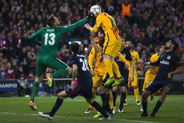 MADRID, SPAIN - APRIL 13: Goalkeeper Jan Oblak (L) stops the ball headed by Lionel Messi (R) of FC Barcelona during the UEFA Champions League quarter final, second leg match between Club Atletico de Madrid and FC Barcelona at the Vincente Calderon on April 13, 2016 in Madrid, Spain.  (Photo by Gonzalo Arroyo Moreno/Getty Images)