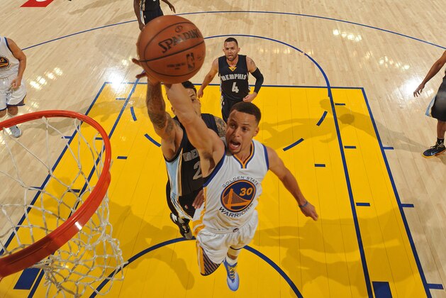 OAKLAND, CA - APRIL 13:  Stephen Curry #30 of the Golden State Warriors drives to the basket against the Memphis Grizzlies on April 13, 2016 at Oracle Arena in Oakland, California. NOTE TO USER: User expressly acknowledges and agrees that, by downloading and or using this photograph, user is consenting to the terms and conditions of Getty Images License Agreement. Mandatory Copyright Notice: Copyright 2016 NBAE (Photo by Garrett Ellwood/NBAE via Getty Images)