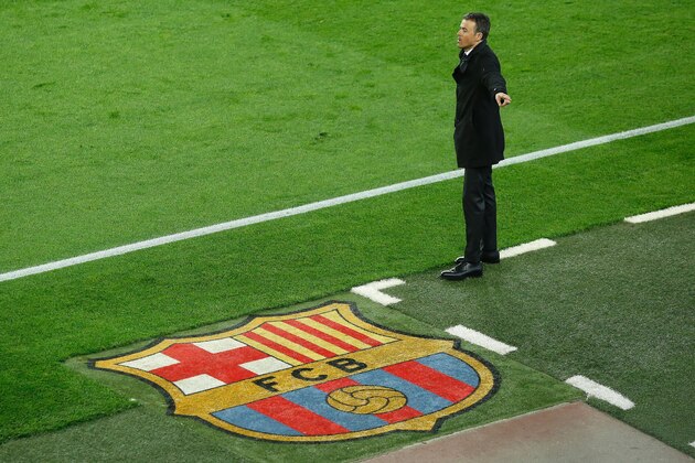 Barcelona's coach Luis Enrique gestures from the sidelines during the 'Clasico' Spanish league football match FC Barcelona vs Real Madrid CF at the Camp Nou stadium in Barcelona on April 2, 2016. / AFP / PAU BARRENA        (Photo credit should read PAU BARRENA/AFP/Getty Images)