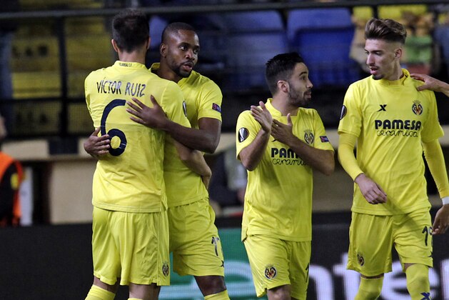Villarreal's  Cedric Bakambu, second left, celebrates after scoring against Sparta Praha during their Europa League quarterfinal, first leg soccer match between Villarreal and Sparta Praha at the Madrigal stadium in Villarreal, Spain, Thursday, April 7, 2016.(AP Photo/Alberto Saiz)