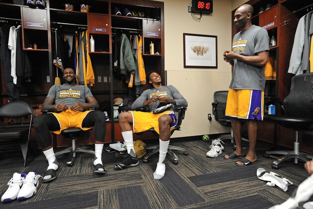 LOS ANGELES, CA - MARCH 22:  Tarik Black #28, Nick Young #0 and Kobe Bryant #24 of the Los Angeles Lakers get ready before the game against the Memphis Grizzlies at STAPLES Center on March 22, 2016 in Los Angeles, California. NOTE TO USER: User expressly acknowledges and agrees that, by downloading and/or using this Photograph, user is consenting to the terms and conditions of the Getty Images License Agreement. Mandatory Copyright Notice: Copyright 2016 NBAE (Photo by Andrew D. Bernstein/NBAE via Getty Images)