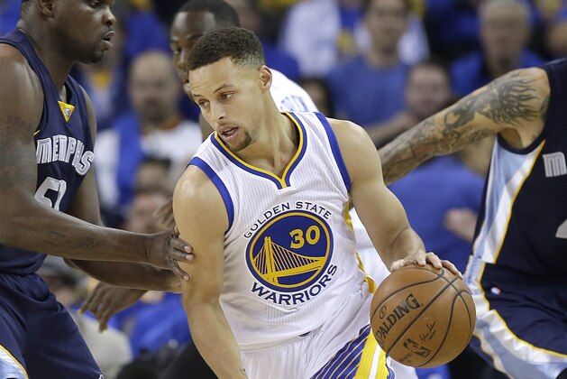 Golden State Warriors guard Stephen Curry (30) dribbles between Memphis Grizzlies forward Zach Randolph, left, and forward Matt Barnes during the first half of an NBA basketball game in Oakland, Calif., Wednesday, April 13, 2016. (AP Photo/Marcio Jose Sanchez)