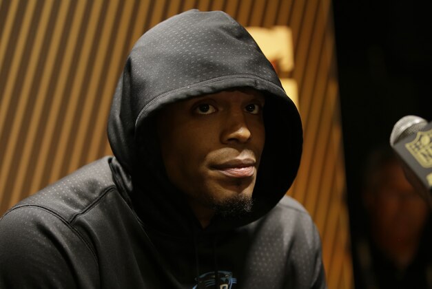 El quarterback de los Panthers de Carolina Cam Newton responde a preguntas tras el Super Bowl de la NFL contra los Broncos de Denver el domingo, 7 de febrero del 2016. Los Broncos ganaron 24-10. (Foto AP/Marcio Jose Sanchez) El quarterback de los Panthers de Carolina Cam Newton responde a preguntas tras el Super Bowl de la NFL contra los Broncos de Denver el domingo, 7 de febrero del 2016. Los Broncos ganaron 24-10. (Foto AP/Marcio Jose Sanchez)
